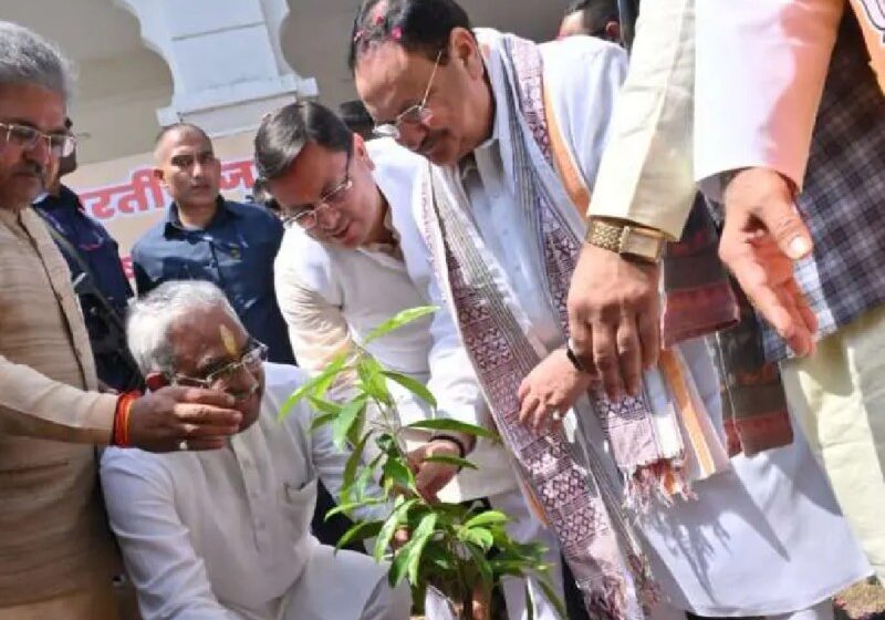  भाजपा के राष्ट्रीय अध्यक्ष जे.पी नड्डा और मुख्यमंत्री पुष्कर सिंह धामी ने संयुक्त रूप से पौधरोपण किया।