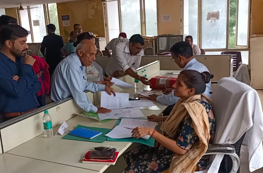  तहसील दिवस पर जिलाधिकारी ने स्वयं कोर्ट में बैठकर पायलिया निकलवाई एवं मामलों का निस्तारण किया।