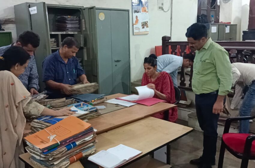  जिलाधिकारी श्रीमती सोनिका ने कलेक्ट्रट परिसर स्थित कार्यालयों का औचक निरीक्षण किया।