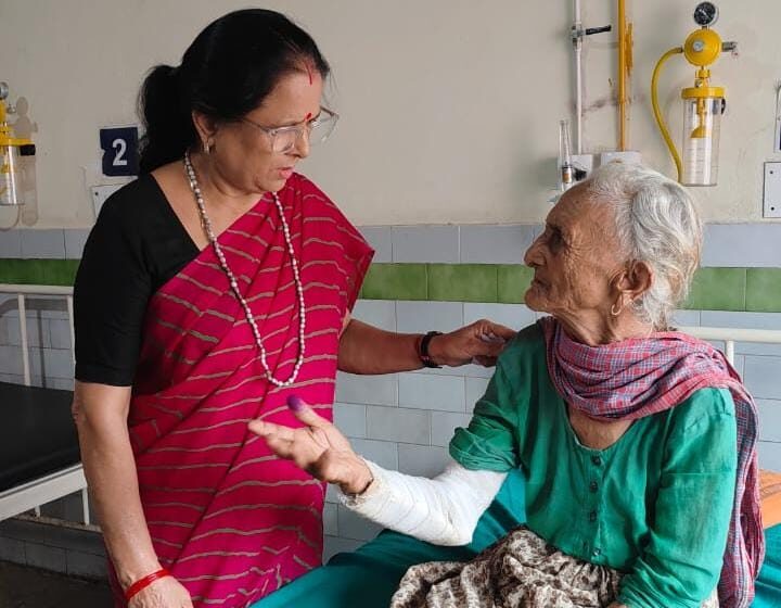  90 वर्ष की वृद्धा रोशनी देवी के साथ उनके बेटे, बहु व नाती ने  मारपीट कर हाथ तोड़ा।