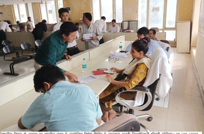  जिलाधिकारी श्रीमती सोनिका ने तहसील सदर पंहुचकर तहसील दिवस में प्रतिभाग किया।