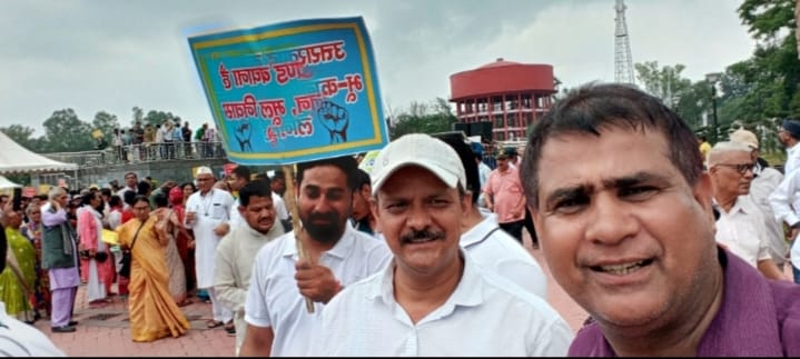  उत्तराखंड राज्य आंदोलनकारी मंच ने भू – कानून,मूल निवास 1950 और धारा 171लागू करने की मांगो को लेकर मुख्य्मंत्री आवास तक मार्च किया।