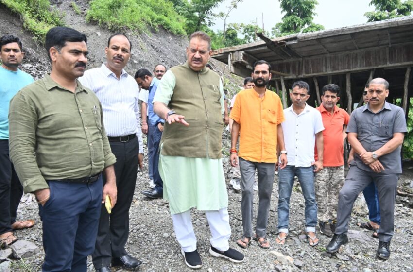  कैबिनेट मंत्री गणेश जोशी ने भारी बारिश के कारण टपकेश्वर मंदिर क्षेत्र में हुए नुकसान का स्थलीय निरीक्षण किया।