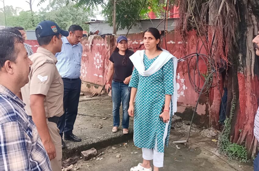  जिलाधिकारी श्रीमती सोनिका नेे परेडग्राउण्ड पंहुचकर स्वतंत्रता दिवस की तैयारियों का जायजा लिया।