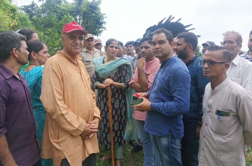  जिलाधिकारी श्रीमती सोनिका ने आज तहसील विकासनगर क्षेत्रान्तर्गत मदर्सू मजरा जाखन के भूस्खलन प्रभावित क्षेत्र का स्थलीय निरीक्षण किया।