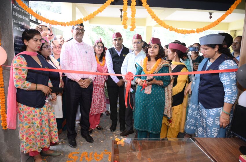  मुख्य विकास अधिकारी सुश्री झरना कमठान ने हिलांस आउटलेट का शुभारम्भ किया।