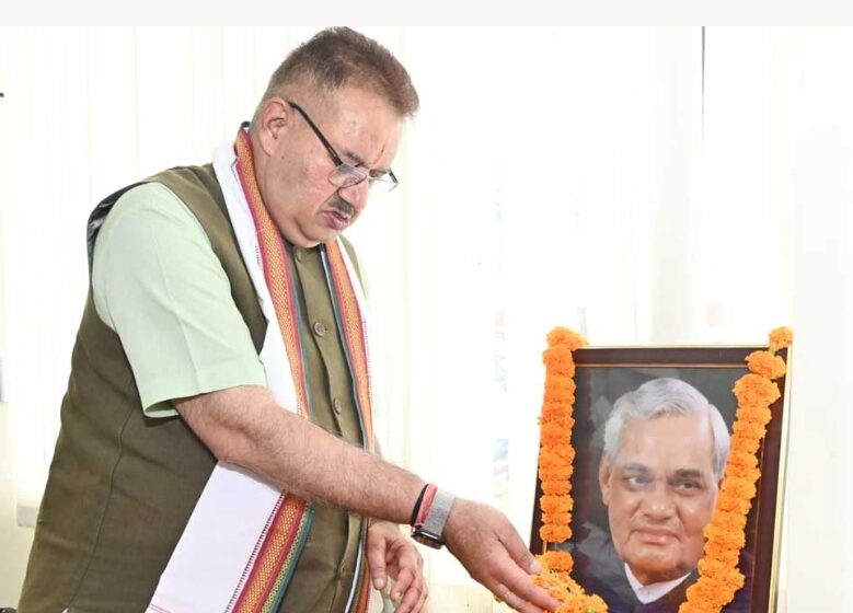  कैबिनेट मंत्री गणेश जोशी ने पूर्व प्रधानमंत्री स्व: अटल बिहारी वाजपेयी की पुण्यतिथि पर उनकी प्रतिमा पर पुष्प अर्पित कर श्रद्धांजलि दी।