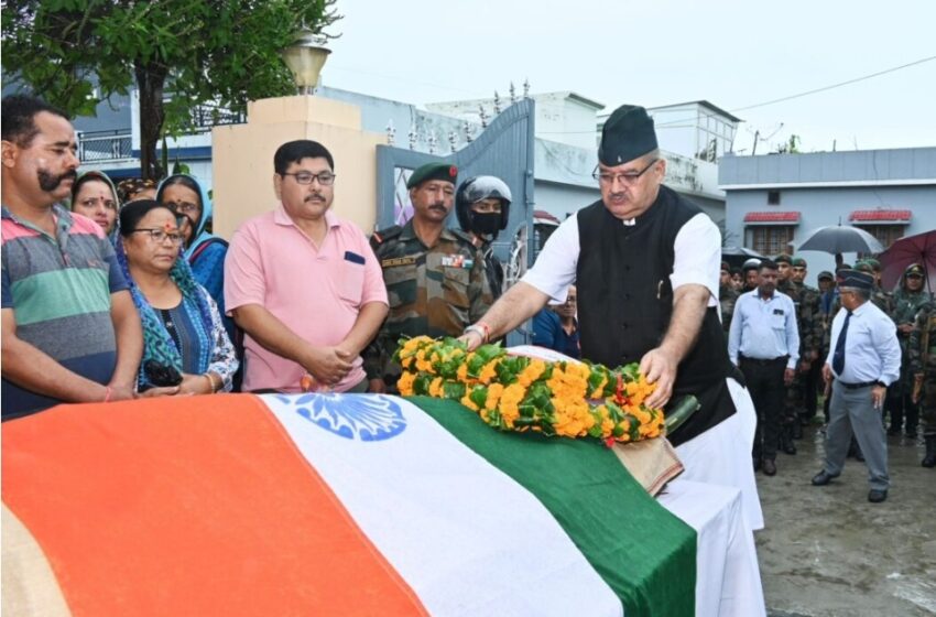  सैनिक कल्याण मंत्री गणेश जोशी ने लांस नायक दौलत सिंह मेहर के पार्थिव शरीर पर पुष्प चक्र अर्पित कर श्रद्धांजलि दी।