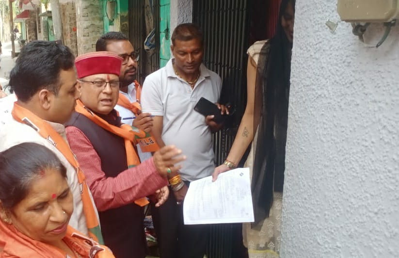  वोटर चेतना महाअभियान के तहत भाजपा कार्यकर्ताओं ने घर घर जाकर नव मतदाताओं को वोटर पंजीकरण हेतु फॉर्म 6 उपलब्ध कराएं। 