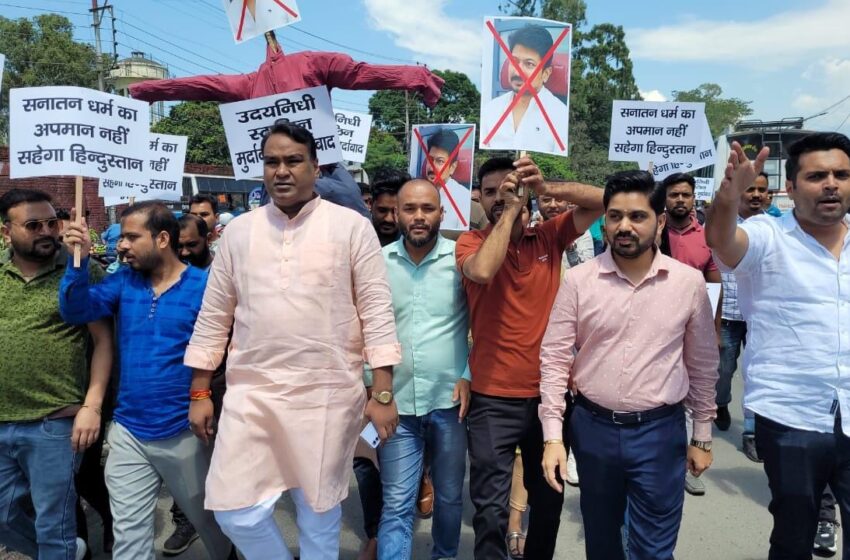  महानगर अध्यक्ष सिद्धार्थ उमेश अग्रवाल के नेतृृत्व में तमिलनाडु के मुख्यमंत्री के बेटे मंत्री उदय निधि का पुतला दहन किया।