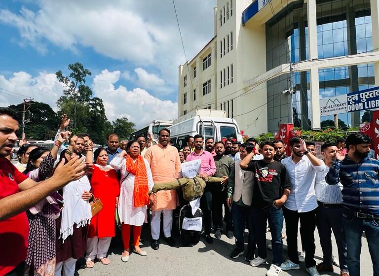  भारतीय जनता पार्टी महानगर अध्यक्ष सिद्धार्थ अग्रवाल के नेतृत्व में युवा मोर्चा और महिला मोर्चा के द्वारा कांग्रेस के विधायक मदन सिंह बिष्ट का पुतला दहन किया।