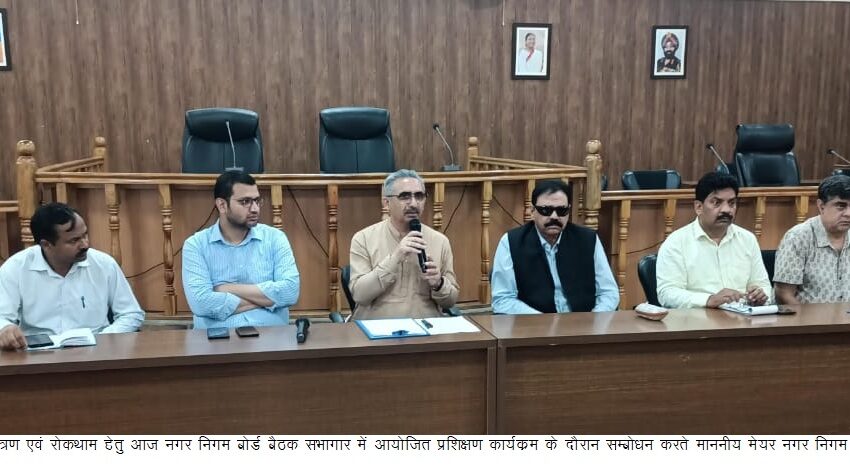  मेयर नगर निगम सुनील उनियाल गामा की अध्यक्षता में जनपद की विभिन्न हासिंग सोसायटी के सदस्यों एवं पार्षदों के साथ बैठक आयोजित की।