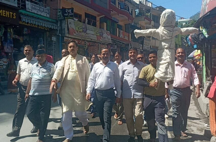  ज़िलाध्यक्ष महाबीर सिंह पंवार के नेतृत्व विधायक मदन बिष्ट कि शवयात्रा निकालकर पुतला दहन किया।