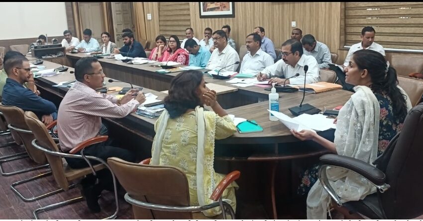  जिलाधिकारी श्रीमती सोनिका ने जिला विकास समन्वय और निगरानी समिति (दिशा) की तैयारियों को लेकर बैठक आयेाजित की।