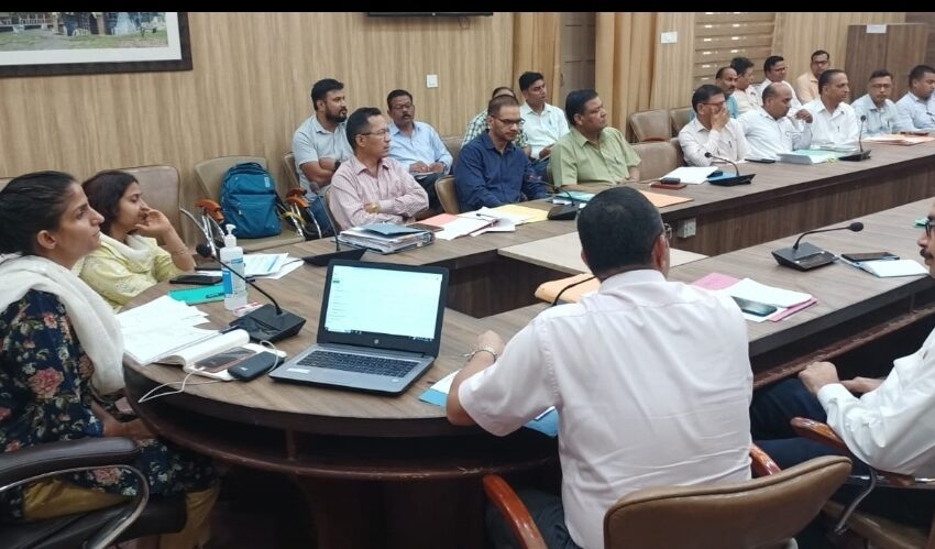  जिलाधिकारी श्रीमती सोनिका ने विभिन्न विभागों के जनपद स्तरीय अधिकारियों के साथ बैठक आयोजित की।