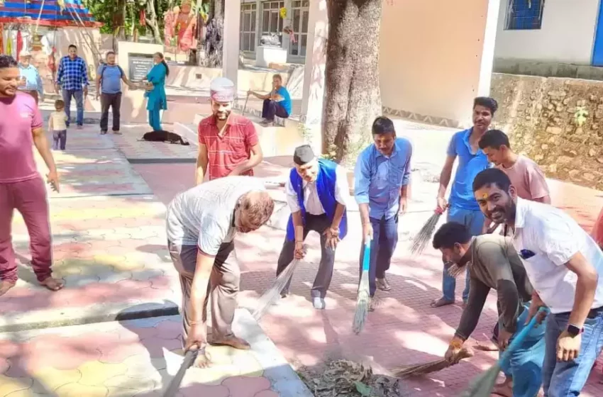  बामनाथ मन्दिर परिसर में ग्रामीणों ने चलाया स्वच्छता अभियान