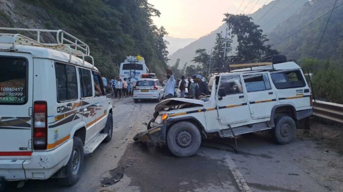  टिहरीः प्राइवेट बस और बोलेरो वाहन की जबरदस्त टक्कर, दो लोगों की मौत, कई घायल