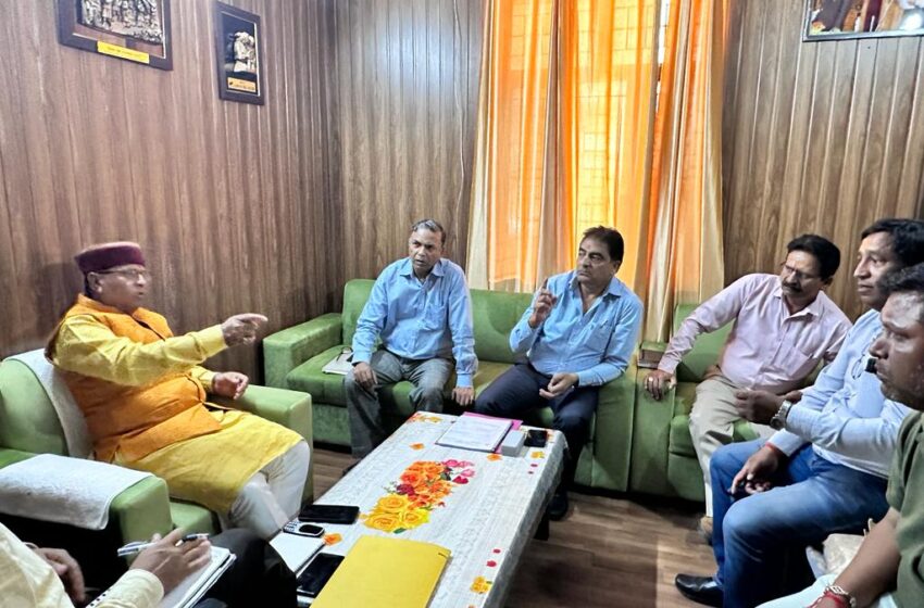  विधायक खजानदास ने सिचाई अनुसंधान एवं नियोजन खण्ड द्वारा किये जा रहे विभिन्न कार्यो की समीक्षा बैठक ली।