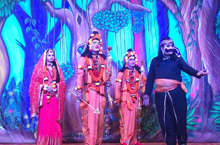  हरिद्वार में आयोजित बड़ी रामलीला महोत्सव के नोवें दिन श्रीराम-केवट संवाद, दशरथ मरण और भरत मिलाप की लीला का मंचन किया गया।