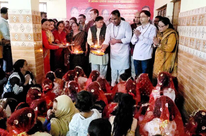  भारतीय जनता पार्टी महानगर अध्यक्ष सिद्धार्थ उमेश अग्रवाल एवं महानगर पदाधिकारी के नेतृत्व में कैंट विधानसभा में शिव शक्ति मंदिर शास्त्री नगर में कन्याओं का पूजन किया गया।