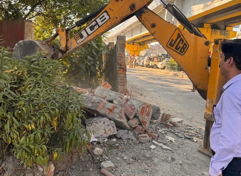  जिलाधिकारी श्रीमती सोनिका ने सरकारी संपत्तियों पर अनाधिकृत कब्जे को मुक्त कराया।