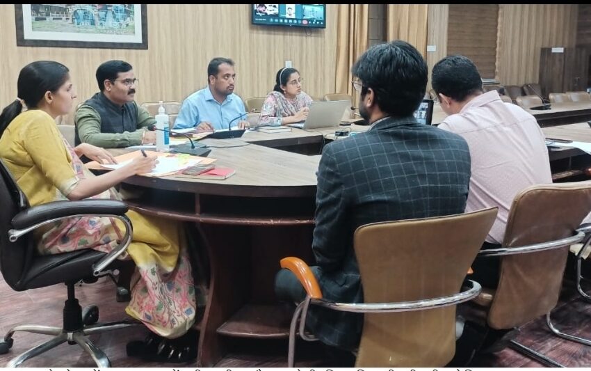  जिलाधिकारी श्रीमती सोनिका ने राजस्व वादों की समीक्षा बैठक की।