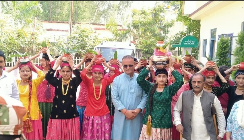  जिलाधिकारी श्रीमती सोनिका के कुशल मार्गदर्शन एवं मुख्य विकास अधिकारी सुश्री झरना कमठान के नेतृत्व में जिले के सभी विकास खंडों में मेरी माटी मेरा देश अभियान को सम्मान के साथ मनाया गया।