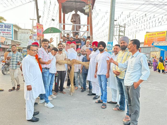  किसान कांग्रेस के राष्ट्रीय अध्यक्ष पंजाब के विधायक खैरा की गिरफ्तारी पर कांग्रेसियों ने फूका आप सरकार का पुतला