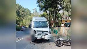  बदरीनाथ हाईवे पर दर्दनाक हादसा, टेम्पो ट्रैवलर और बाइक की भीषण टक्कर, दो पुलिसकर्मियों समेत तीन की मौत