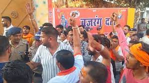  बजरंग दल की शौर्य जागरण यात्रा में पहुंचे सीएम धामी, कार्यकर्ताओं के तलवार लहराने पर हुआ हंगामा