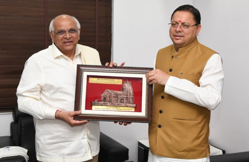  मुख्यमंत्री पुष्कर सिंह धामी ने गुजरात के मुख्यमंत्री भूपेंद्र पटेल से शिष्टाचार भेंट कर उन्हें बाबा केदार का स्मृति चित्र भेंट किया।