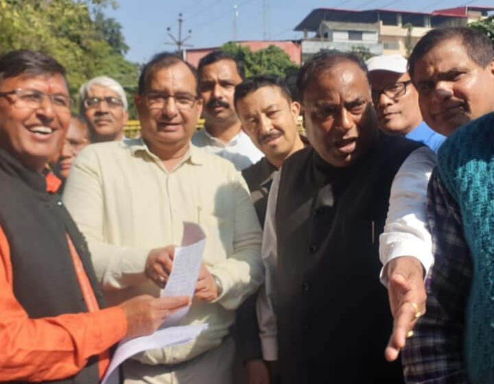  उत्तराखंड आंदोलनकारी संयुक्त परिषद व विभिन्न सामाजिक संगठनों व राजनीतिक दलों ने सयुक्त रुप से सचिवलय कूच किया।