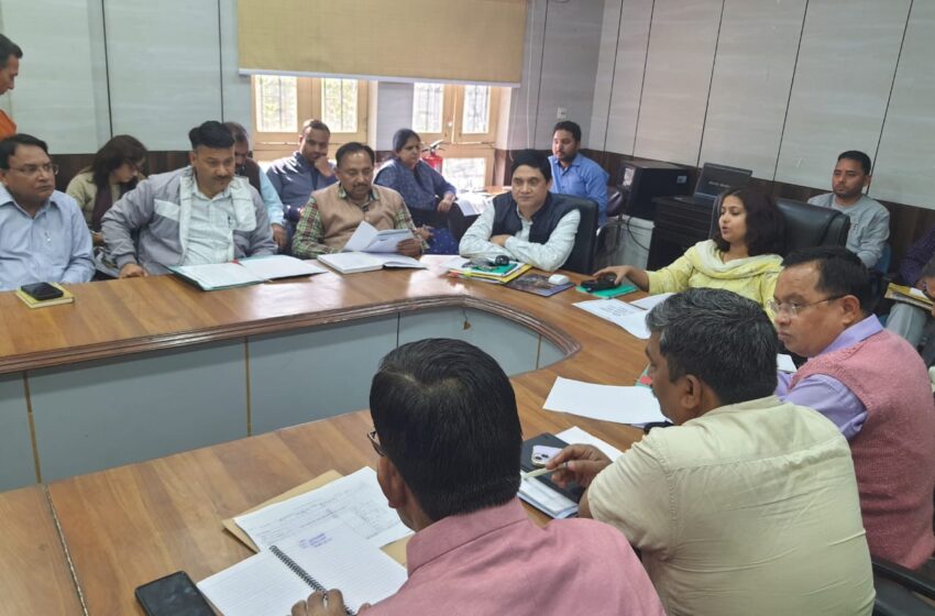  मुख्य विकास अधिकारी सुश्री झरना कमठान ने जिला योजना एवं अन्य कार्यक्रमों की समीक्षा बैठक ली।