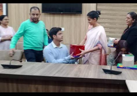  जिलाधिकारी श्रीमती सोनिका ने दीपावली के अवसर पर जनपद में कोविड महामारी में अपने माता पिता को खो चुके बच्चों से मुलाकात की।