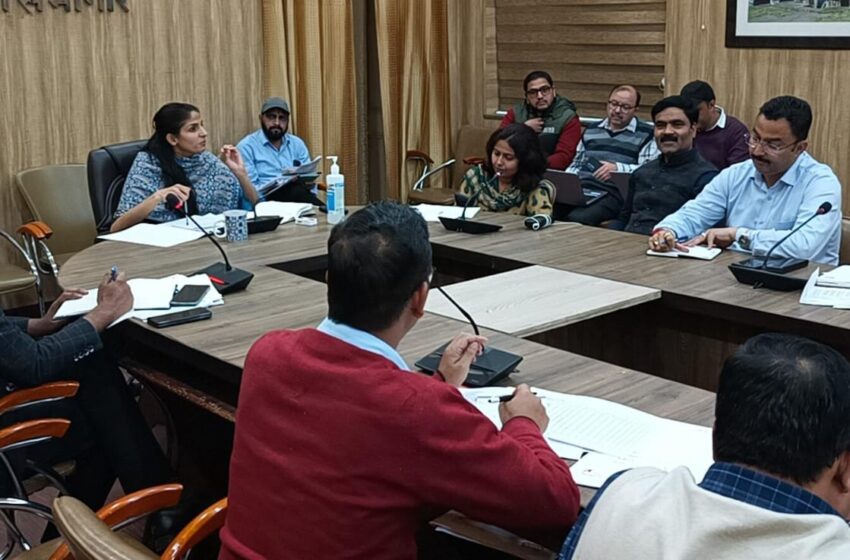  जिलाधिकारी/जिला निर्वाचन अधिकारी श्रीमती सोनिका ने कोई भी अर्ह नागरिक निर्वाचक नामावली में सम्मिलित होने से वंचित न रहे इस बात को गंभीरता से लेना सुनिश्चित करेंगे। 