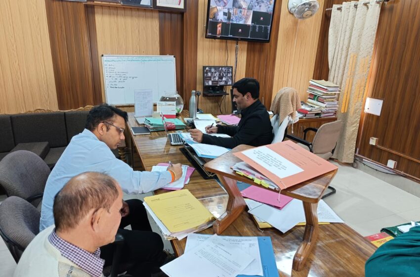  अपर जिलाधिकारी वित्त एंव राजस्व रामजीशरण शर्मा ने जनपद मेें राजस्व संवर्धन बढाये जाने के लिए वर्चुअल माध्यम से सम्बन्धित विभागों के अधिकारियों के साथ बैठक की।