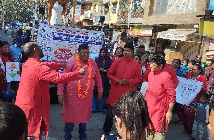  डोईवाला में नुक्कड़ नाटक द्वारा मतदाताओं को किया गया जागरूक। 