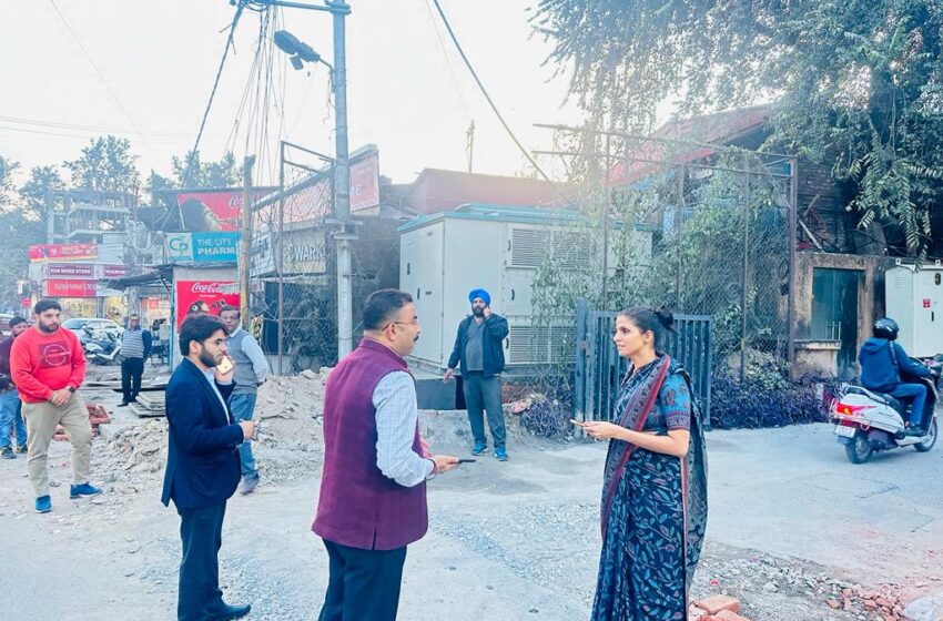  जिलाधिकारी श्रीमती सोनिका ने शहर में चल रहे स्मार्ट सिटी के कार्यों का स्थलीय निरीक्षण किया।