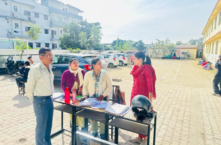  जिलाधिकारी/जिला निर्वाचन अधिकारी श्रीमती सोनिका ने शहर में बूथों का औचक निरीक्षण किया।