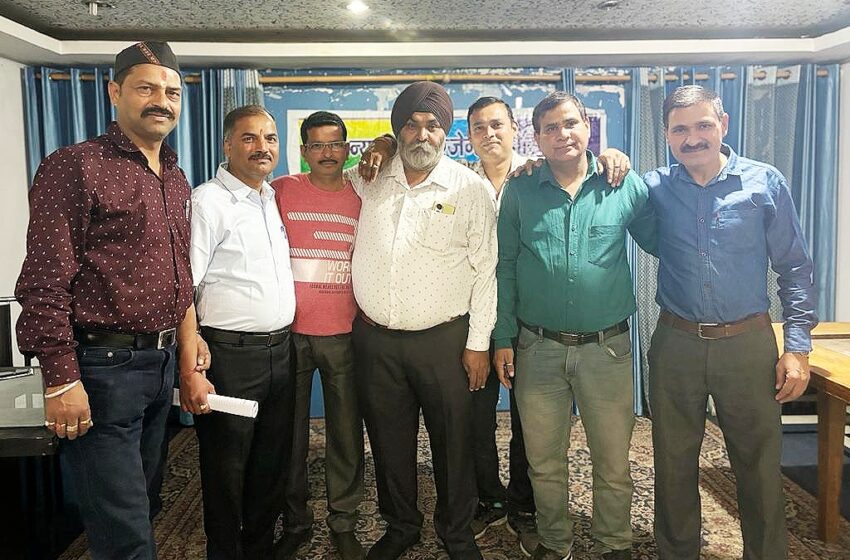  दून न्यूज पेपर ऐजेंट एसोसिएशन ने समाचार पत्र विक्रेताओ को दीपावली का उपहार वितरित किया।