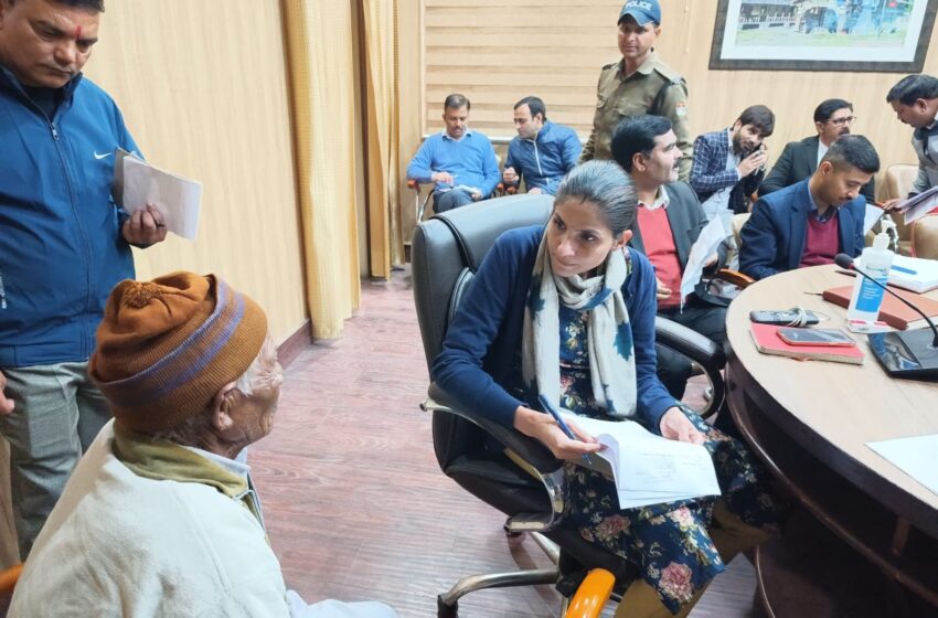  जिलाधिकारी श्रीमती सोनिका की अध्यक्षता में जन सुनवाई का आयोजन किया।