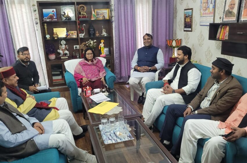  महानगर अध्यक्ष सिद्धार्थ अग्रवाल ने उत्तराखंड के प्रभारी श्री दुष्यंत गोतम एवं सह प्रभारी श्रीमती रेखा वर्मा जसे भेंट की।