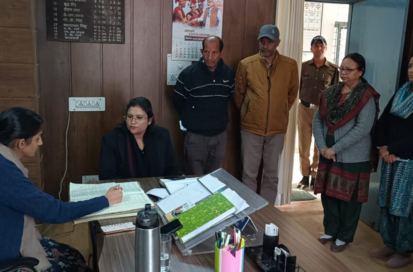  जिलाधिकारी श्रीमती सोनिका ने विकासखण्ड रायपुर कार्यालय का औचक निरीक्षण किया।