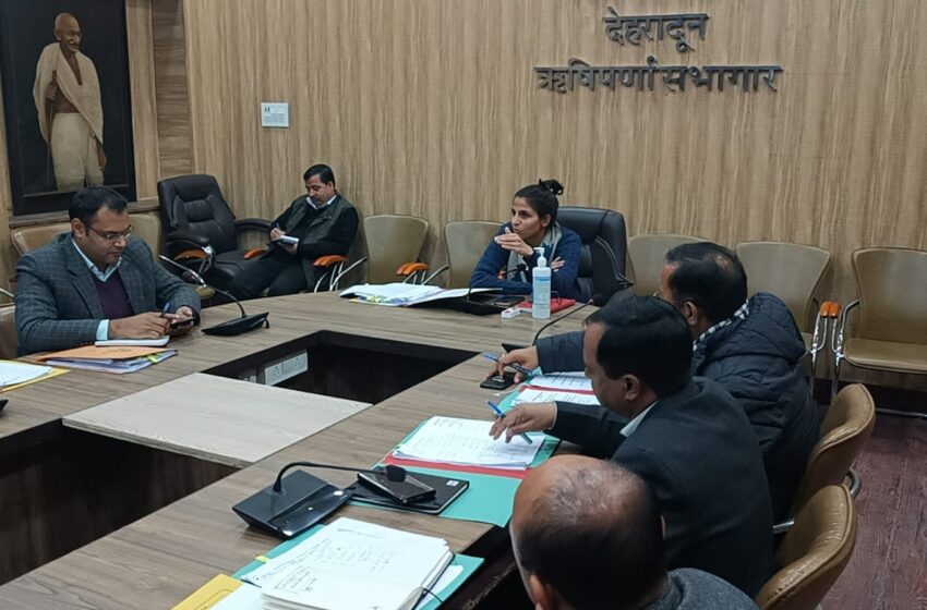  जिलाधिकारी/प्रशासक श्रीमती सोनिका ने नगर निगम देहरादून के कार्यों की समीक्षा बैठक ली।