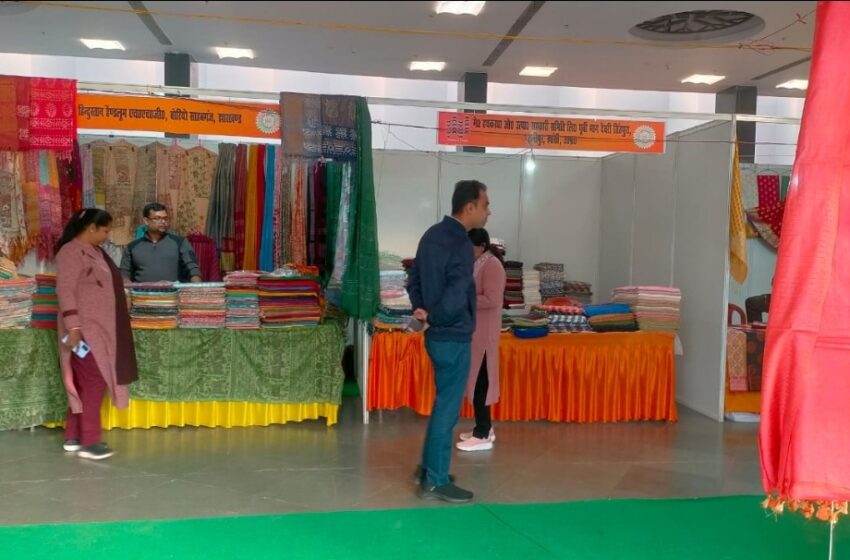  अवध शिल्प ग्राम में आयोजित हैण्डलूम एक्सपो-2023 में आयोजन के पाँचवे दिन अपार भीड़ उमड़ी।