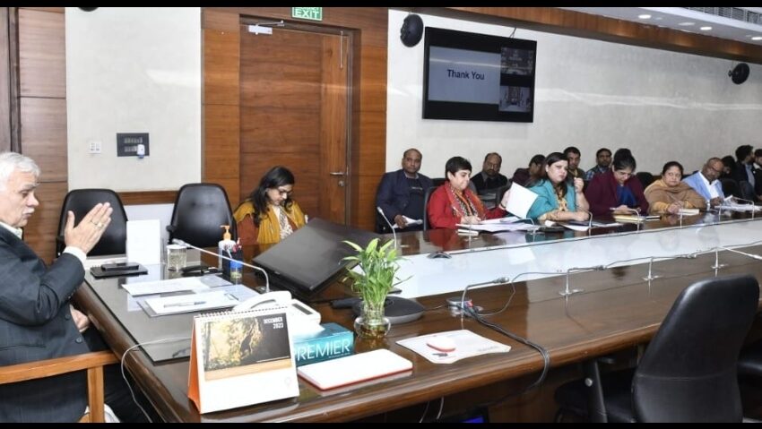  मुख्य सचिव दुर्गा शंकर मिश्र की अध्यक्षता में वीडियो कॉन्फ्रेसिंग के माध्यम से समस्त मंडलायुक्तों एवं जिलाधिकारियों के साथ बैठक संपन्न हुई।