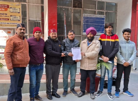  राष्ट्रवादी आर टी आई कार्यकर्ता एवम मानवाधिकार महासंघ भारत के पदाधिकारीयों ने डाक संचार मंत्री को पोस्ट मास्टर जरनल के माध्यम से ज्ञापन दिया।