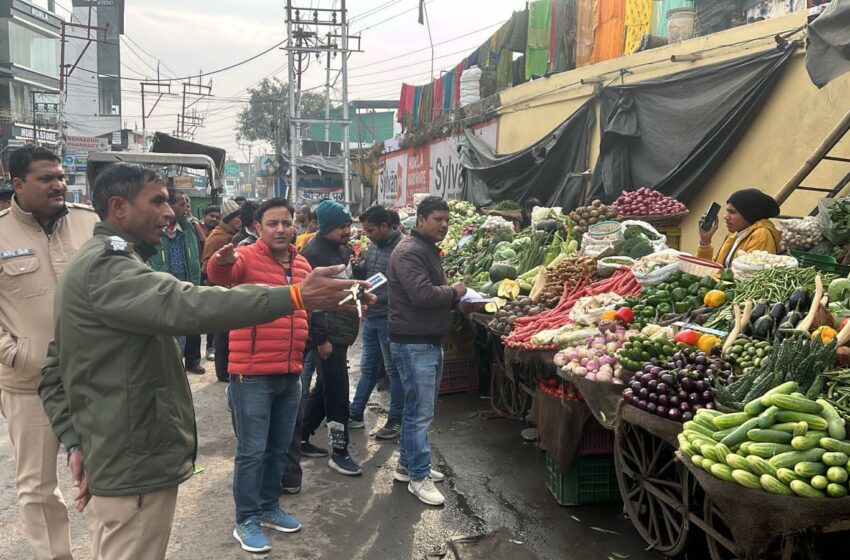  जिलाधिकारी श्रीमती सोनिका ने अतिक्रमण हटाने व विभागीय परिसम्पत्तियों को अन्यत्रं स्थापित कर यातायात व्यवस्था को अधिक सुदृढ़ व सुव्यवस्थित बनाने की कार्यवाही हेतु 5 टीम बनाई।