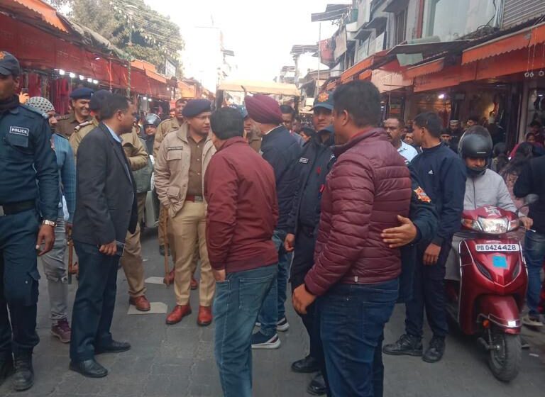  जिलाधिकारी श्रीमती सोनिका के निर्देश पर आज शहर में अतिक्रमणमुक्त अभियान चलाया।