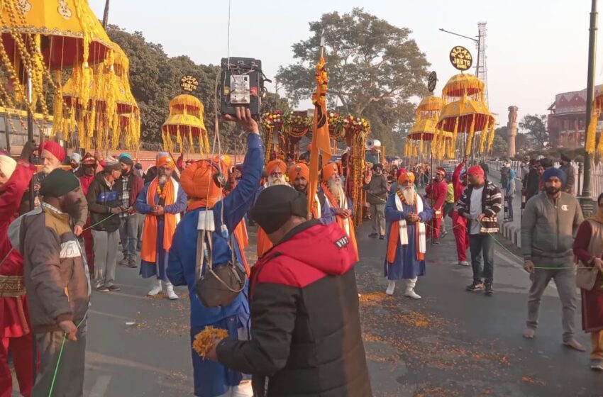  गुरु गोबिंद सिंह प्रकासोत्स्व पर गुरुद्वारा श्री गुरु सिंह सभा ने गुरुद्वारा करनपुर से नगर कीर्तन निकाला।